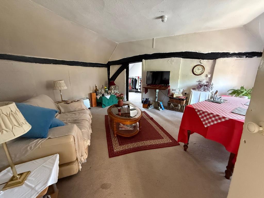 Lot: 102 - PUBLIC HOUSE - Living accommodation with white walls